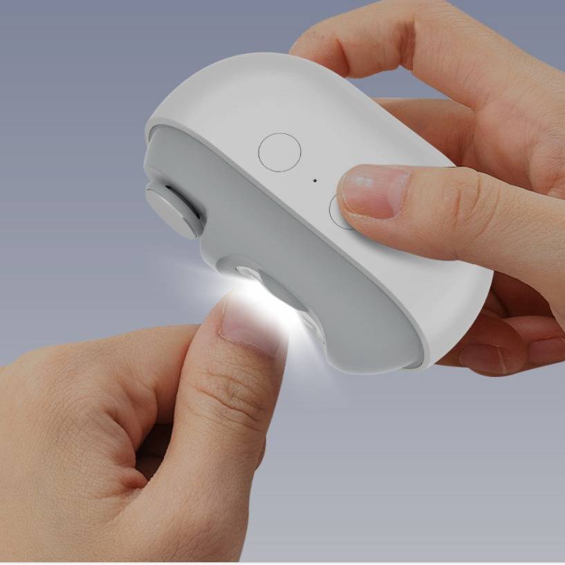 Tragbares Finger-Pulsoxymet an einem Finger angebracht, zeigt ein helles Sensorsignal beim Ablesen des Blutsuerstoffspiegels oder der Pulsfrequenz.