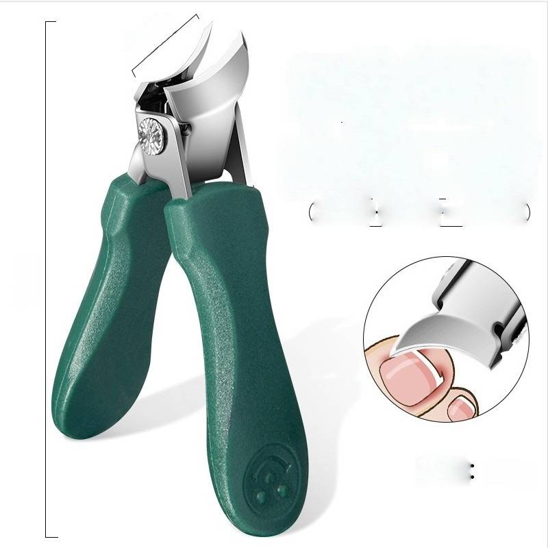 Nagelknipser mit grünem Griff mit einer Nahaufnahme-Vergrößerung, die die Klinge beim Schneiden eines Fingernagels zeigt.