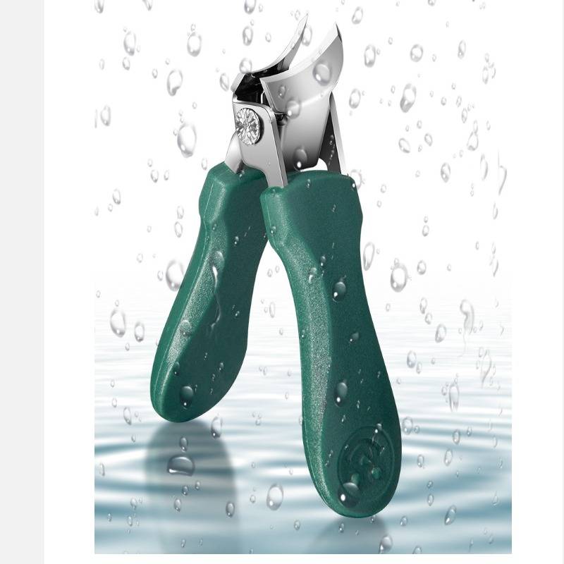 Nagelschere mit grünem Griff in Nahaufnahme zwischen Wassertropfen, was auf wasserdichte Verwendung oder Reinigung hindeutet.