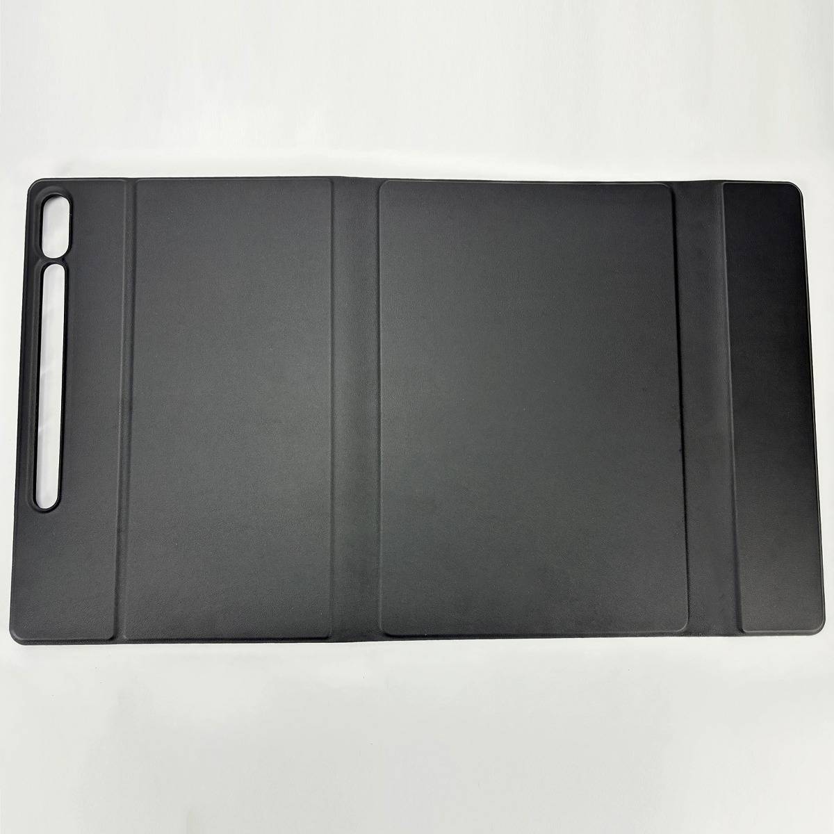 Schwarze Tablet-Schutzhülle im Folio-Stil mit ausgeschnittener Griffaussparung auf der linken Seite, geschlossen vor weißem Hintergrund dargestellt.