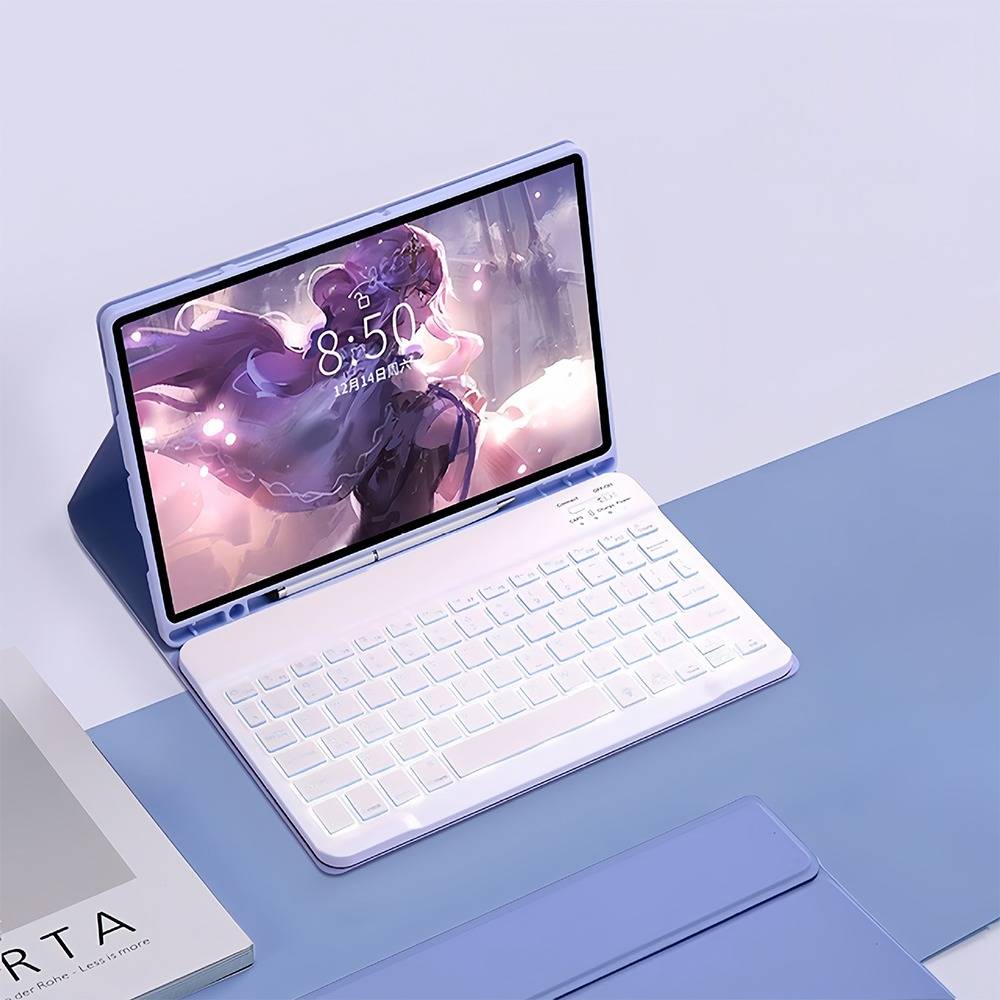 Weißes Tablet mit Tastatur-Schutzhülle auf einem blauen Schreibtisch, das einen Anime-Stil-Sperrbildschirm mit der Uhrzeit 8:50 anzeigt.