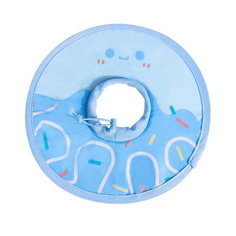 Blauer aufblasbarer Schwimm-Nackenring mit einem niedlichen Gesicht und buntem Sprinkles-Muster auf weißem Hintergrund.
