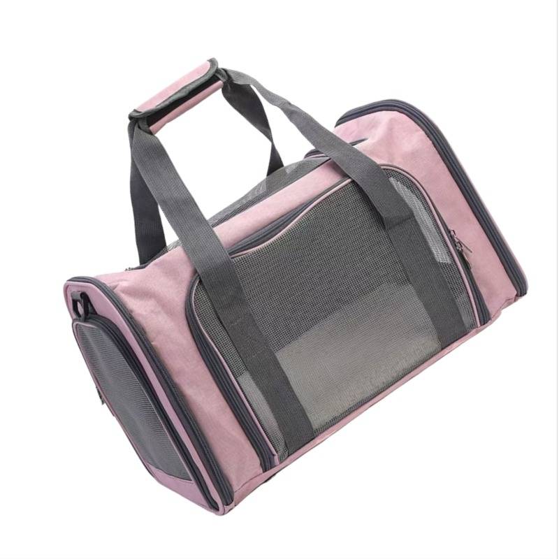 Rosa und grau Haustiertragertasche mit Meshfenster, Reißverschlussöffnungen und doppelten Griffen auf weißem Hintergrund.