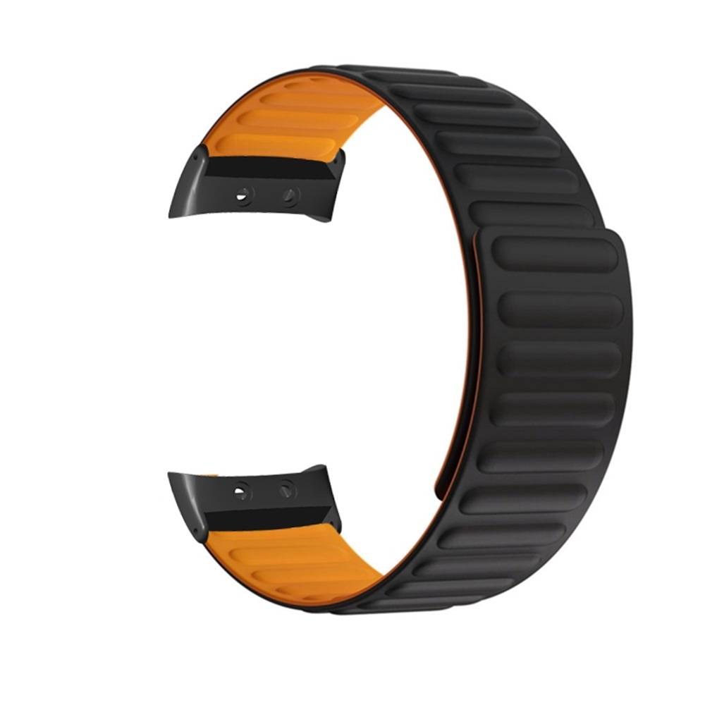 Schwarzes geripptes Smartwatch-Armband mit orangefarbener Innenfütterung und Verschlussenden auf weißem Hintergrund.