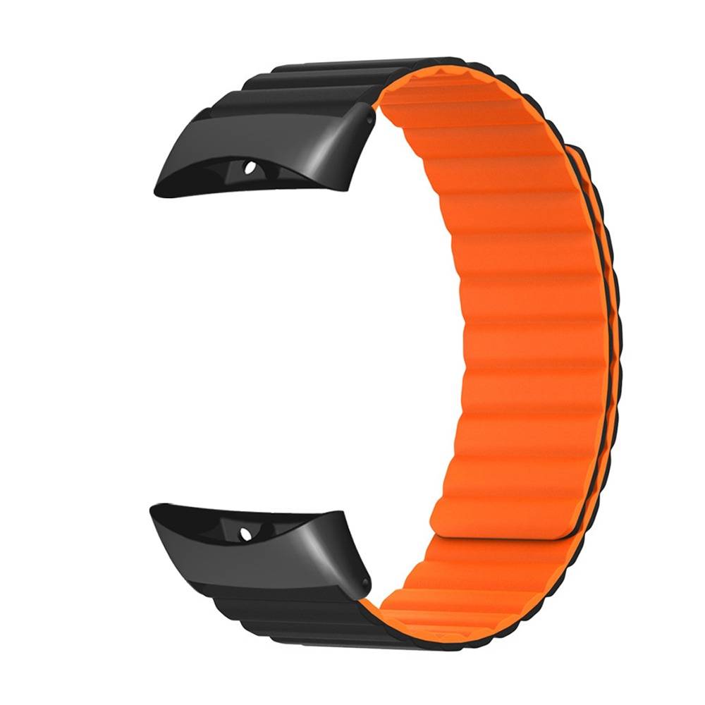 Orangefarbiges verstellbares Uhrenarmband mit schwarzen Verschlussenden, isoliert auf weißem Hintergrund.