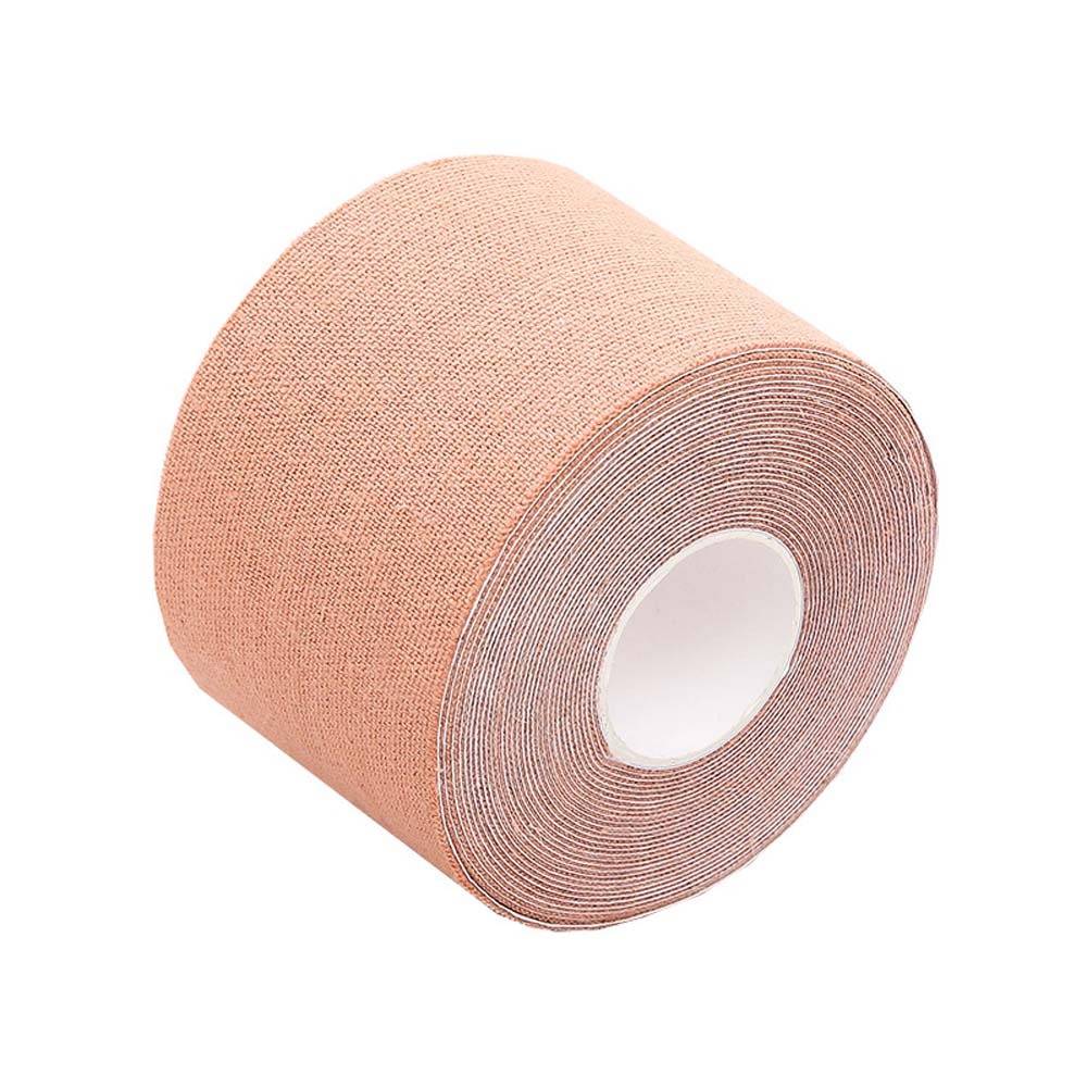 Eine Rolle beige elastisches Klebeband auf weißem Hintergrund.