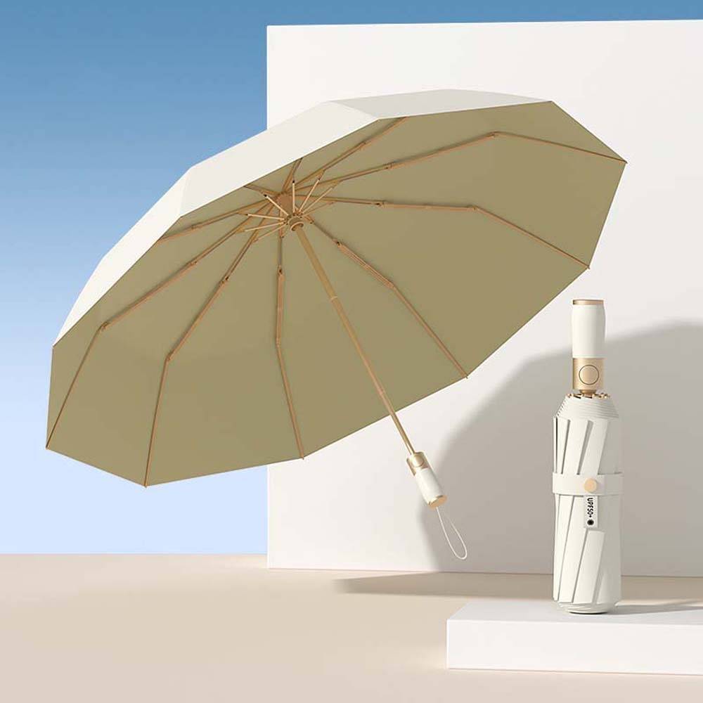 Beiger Regenschirm lehnt an einem weißen Hintergrund neben einer weißen zylindrischen Flasche auf einem minimalistischen Studiogset.