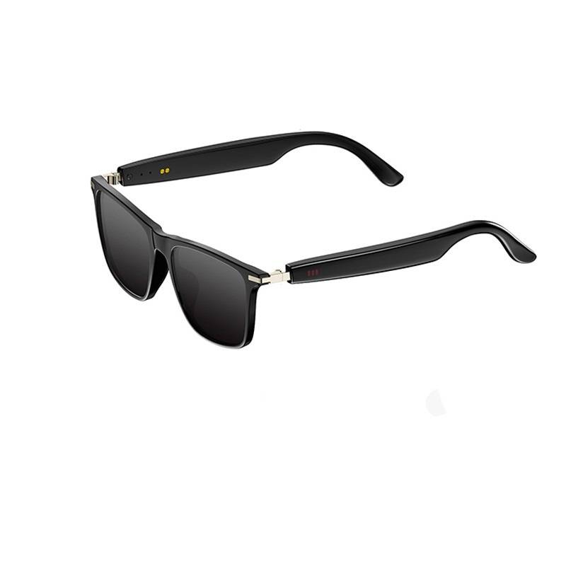 Schwarze rechteckige Sonnenbrille mit dunklen Gläsern und schlanken Bügeln auf weißem Hintergrund.