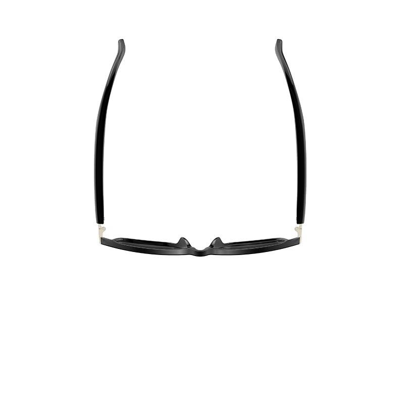 Schwarze Sonnenbrille mit schmalem rechteckigem Rahmen und hohen gebogenen Bügeln auf weißem Hintergrund.
