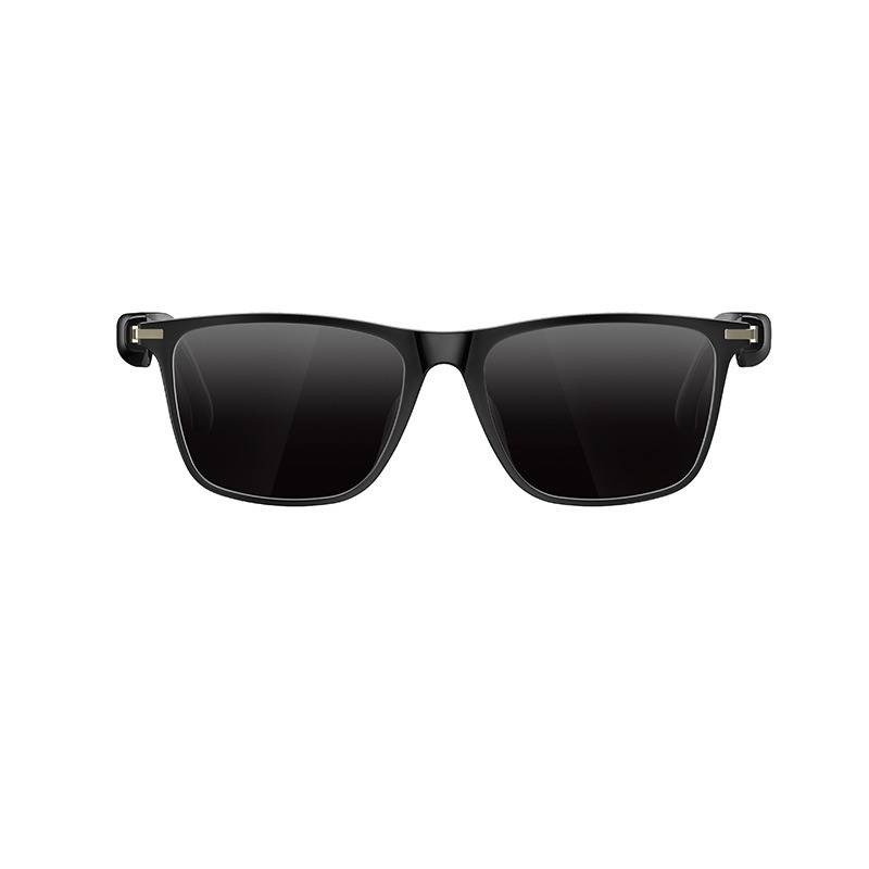 Schwarze rechteckige Sonnenbrille mit dunklen Gläsern und glänzendem Rahmen auf weißem Hintergrund