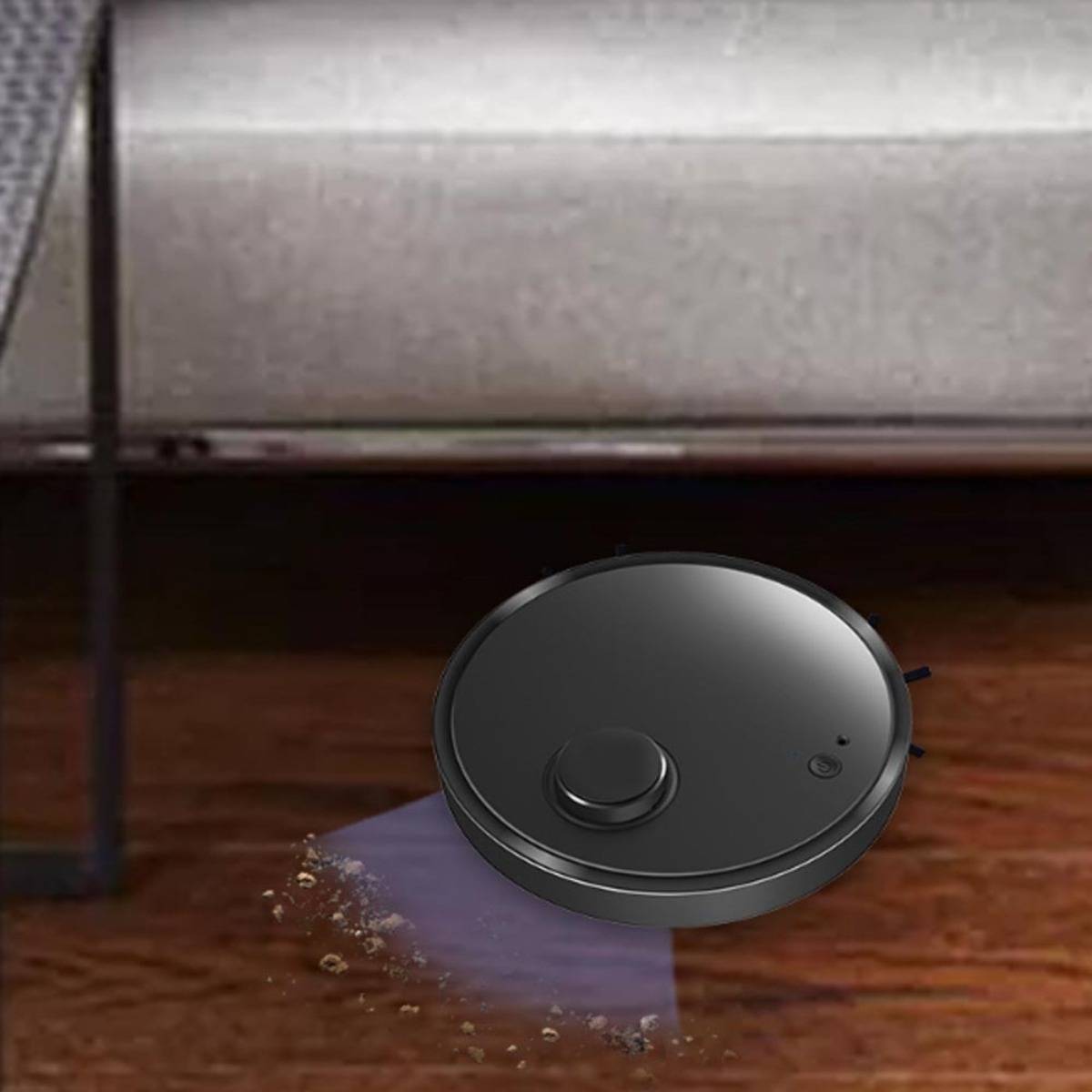 Ein Staubsaugerroboter reinigt einen Holzboden unter einem Sofa, wobei ein sichtbarer Reinigungsweg und aufgesammelte Staubpartikel zu sehen sind.