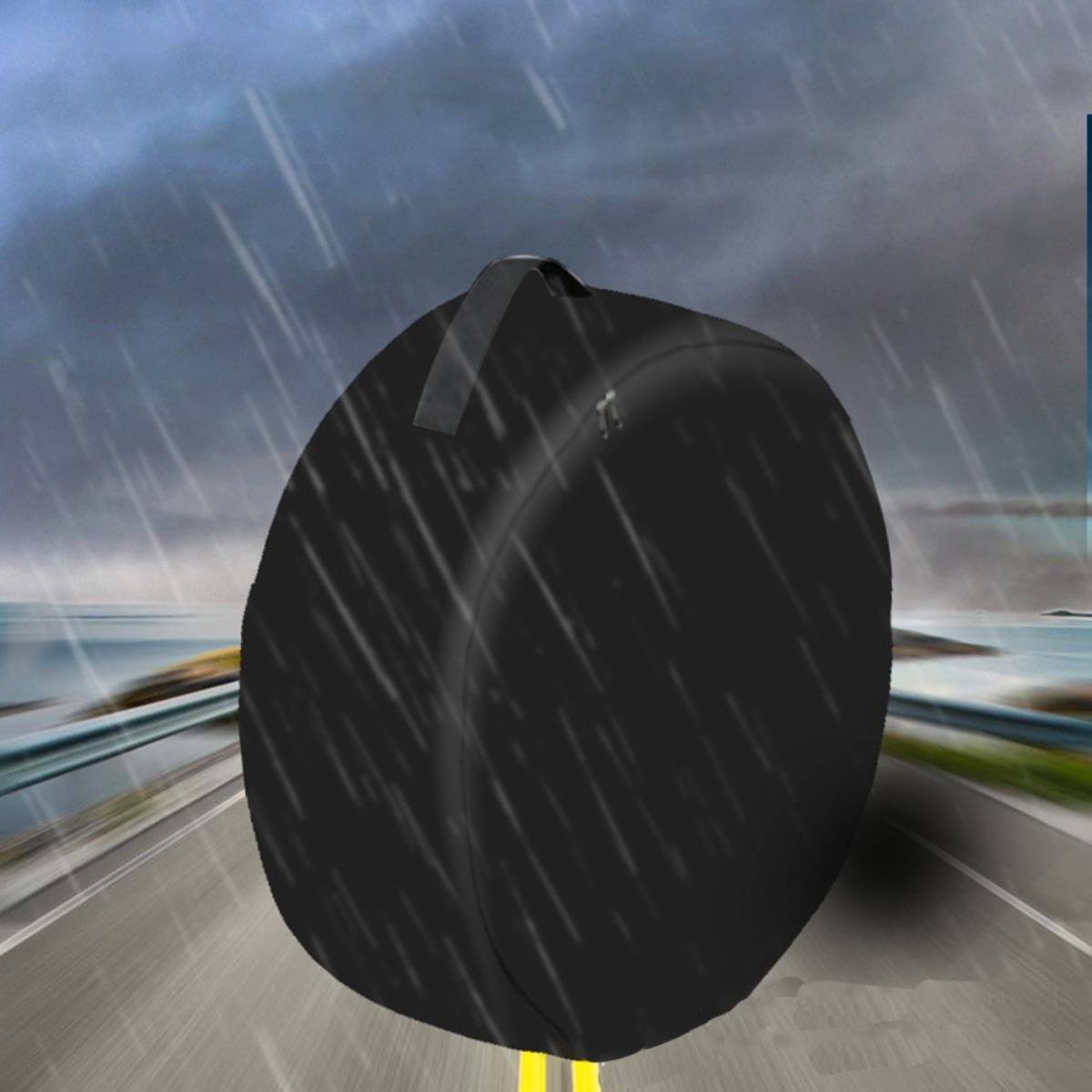 Schwarze kreisförmige Tragetasche oder Koffer, von hinten auf einer nassen Straße bei starkem Regen zu sehen, mit Bewegungsunschärfe und stürmischem Himmel.