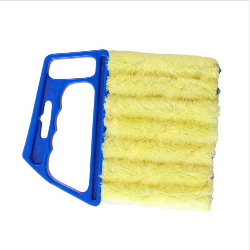 Blau gestielter gelber Reinigungsbürste oder Staubwedel mit weichen Borsten auf weißem Hintergrund.