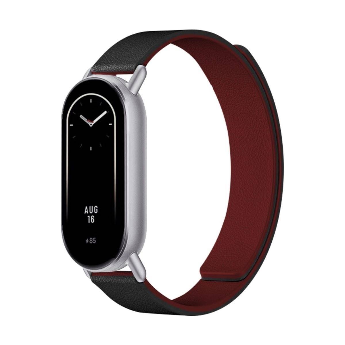 Ein eleganter Fitness-Tracker mit einem silbernen ovalen Gehäuse und schwarzem Display auf einem schwarz-roten Armband, das eine analoge Uhr und das Datum „16. AUG