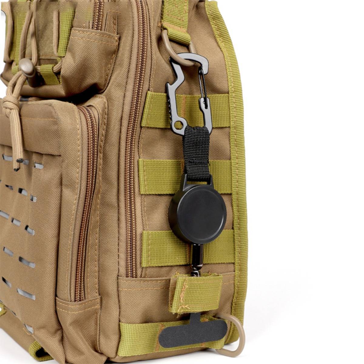 Beige-farbiger taktischer Rucksack mit Seitenpaneel mit MOLLE-Gewebe und einem befestigten ausziehbaren Ausrüstungshalter vor weißem Hintergrund