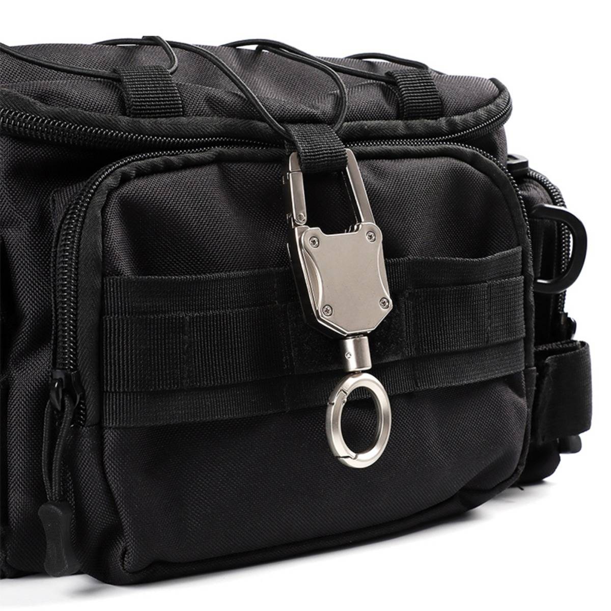 Schwarze taktische Schultertasche mit einem vorn angebrachten Metallschloss und Ring, gezeigt auf weißem Hintergrund.