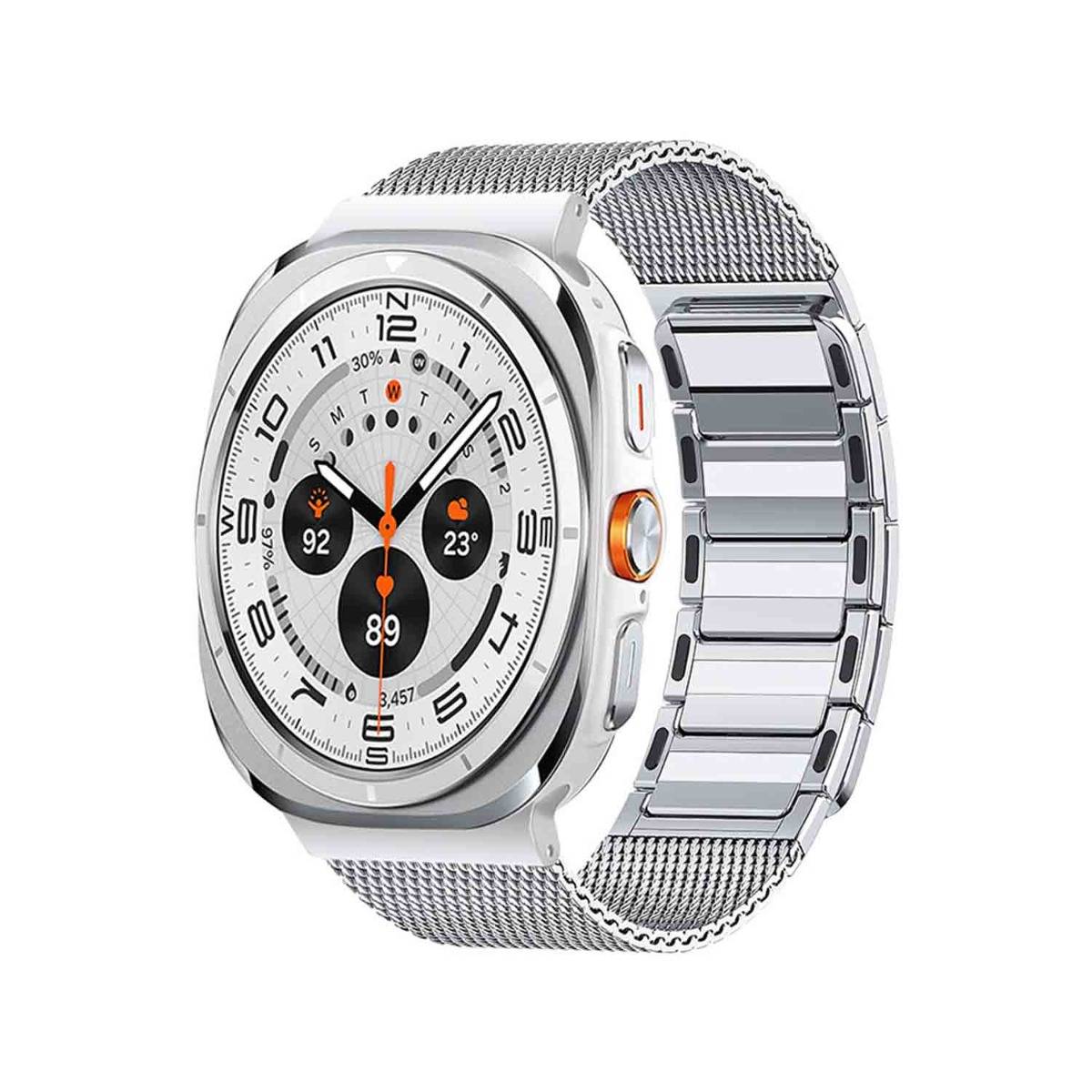 Silberne Smartwatch mit rundem digitalem Zifferblatt, orangefarbenen Akzenten und Metallloch- sowie Gliederbändern, auf weißem Hintergrund gezeigt.