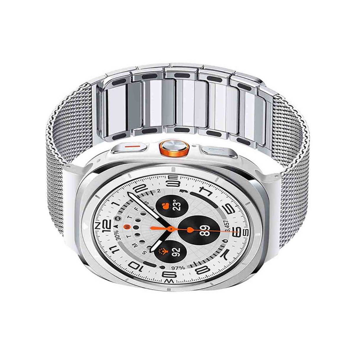 Silberne Smartwatch mit Metallnetzband und Gliederkette, zeigt ein rundes digitales Display mit Fitness-Statistiken und oranger Akzenttaste.