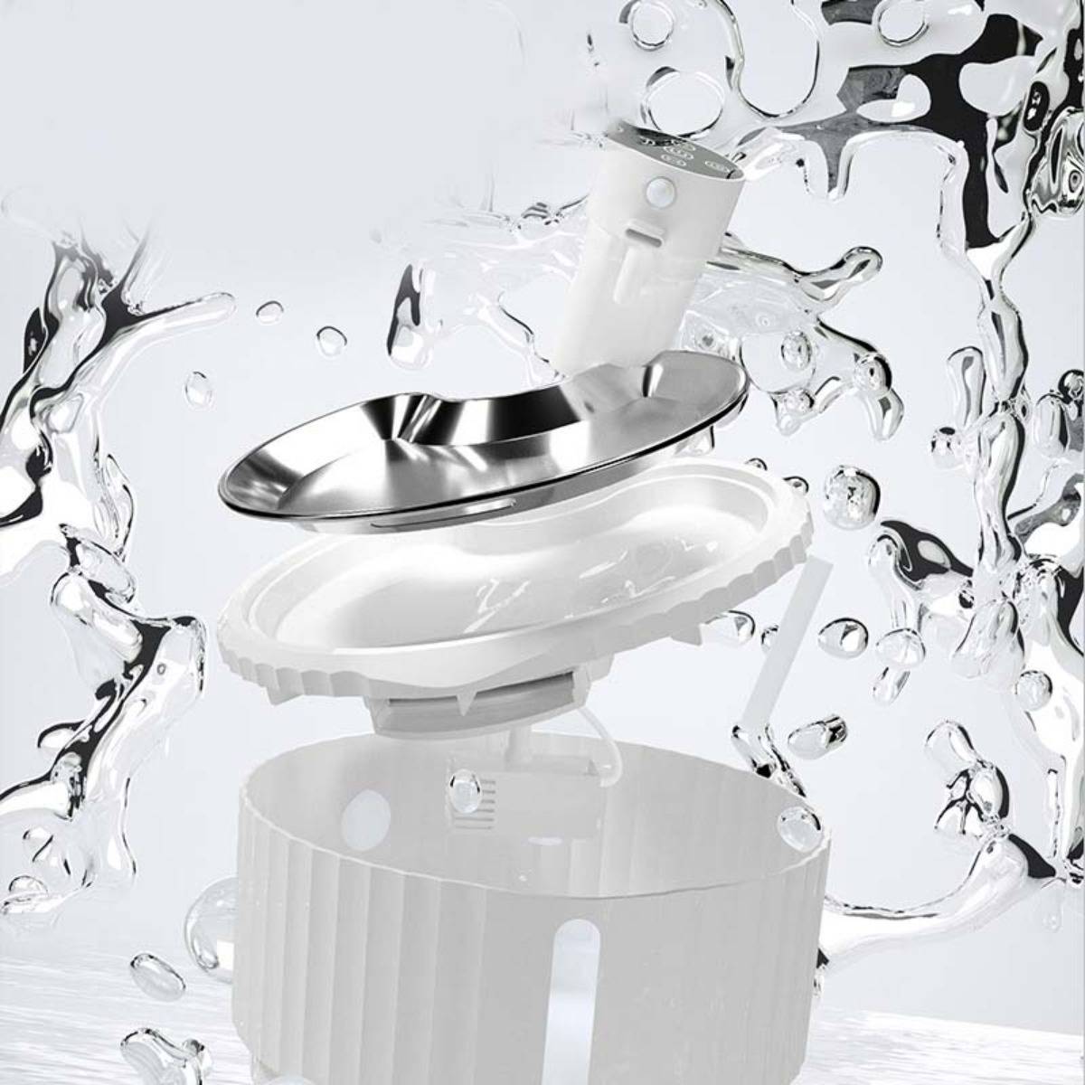 Weißer Tischluftbefeuchter in einer Explosionszeichnung mit separatem Wassertank, Deckel und oberer Düse vor einem spritzenden Wasserhintergrund.