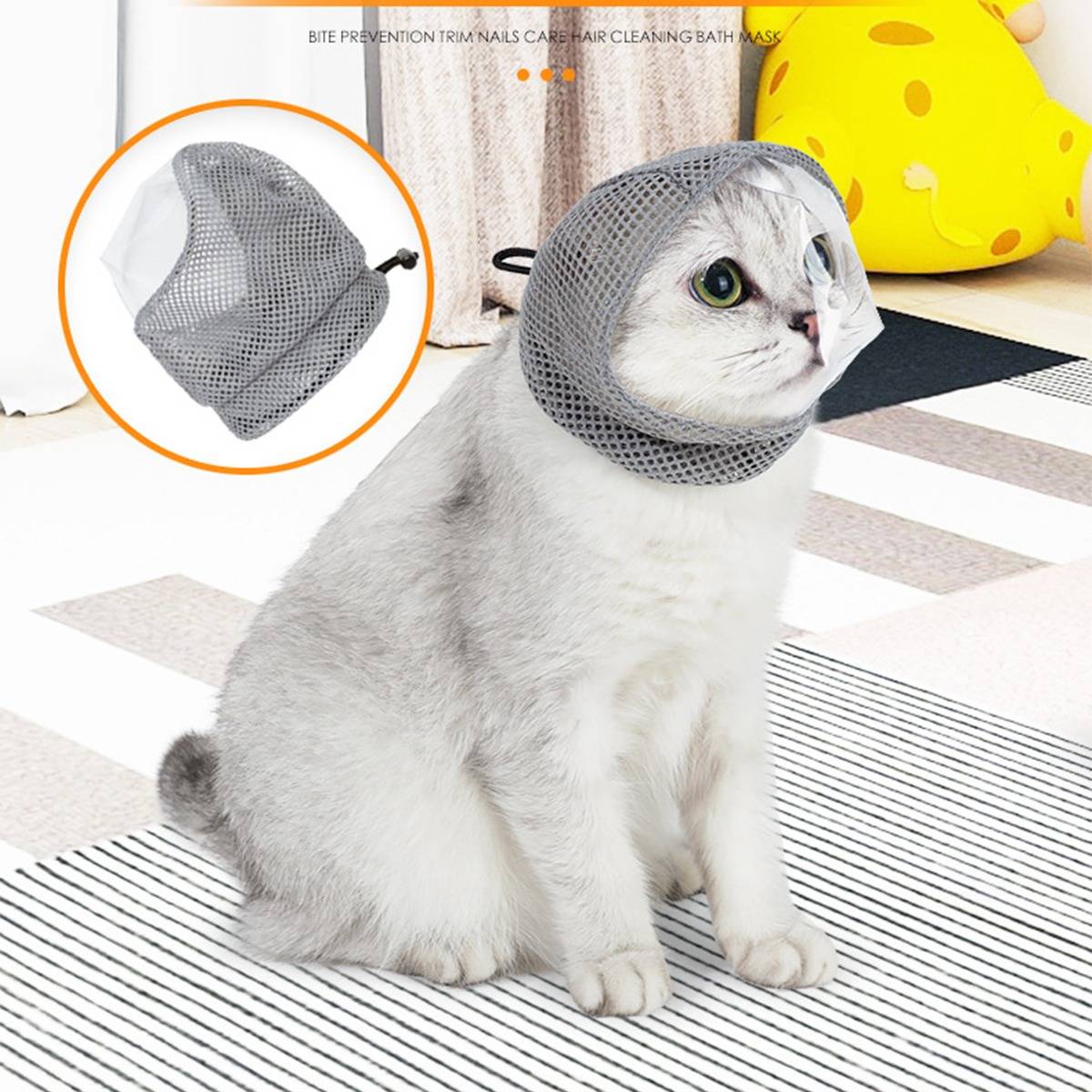 Weiße Katze, die eine graue Mesh-Pflegehaube oder Beißschutzmaske trägt, mit einer Vergrößerung, die die Haube als separates Produkt zeigt.