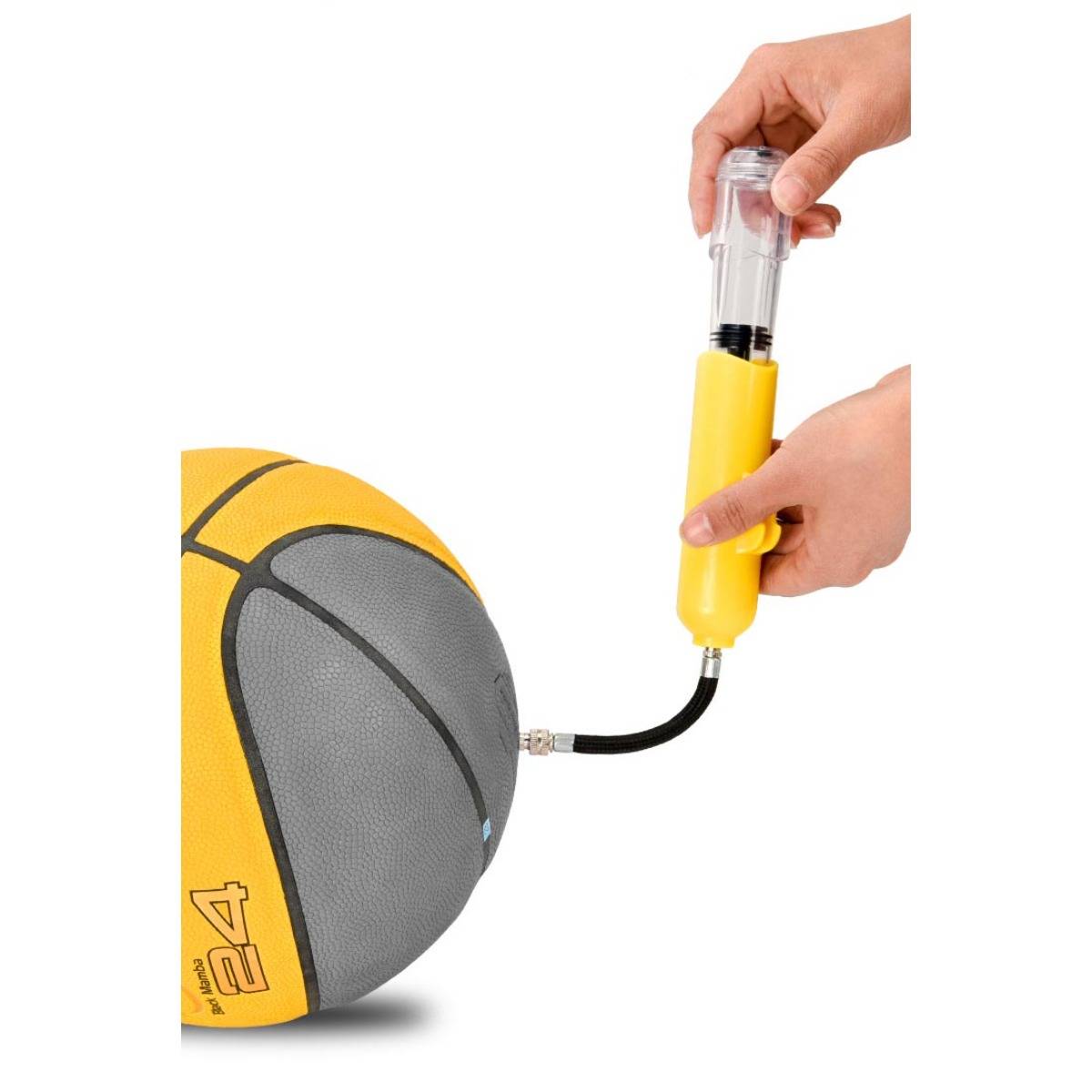 Hände verwenden eine gelbe Handpumpe, um einen gelb-grauen Basketball gegen einen weißen Hintergrund aufzublasen.