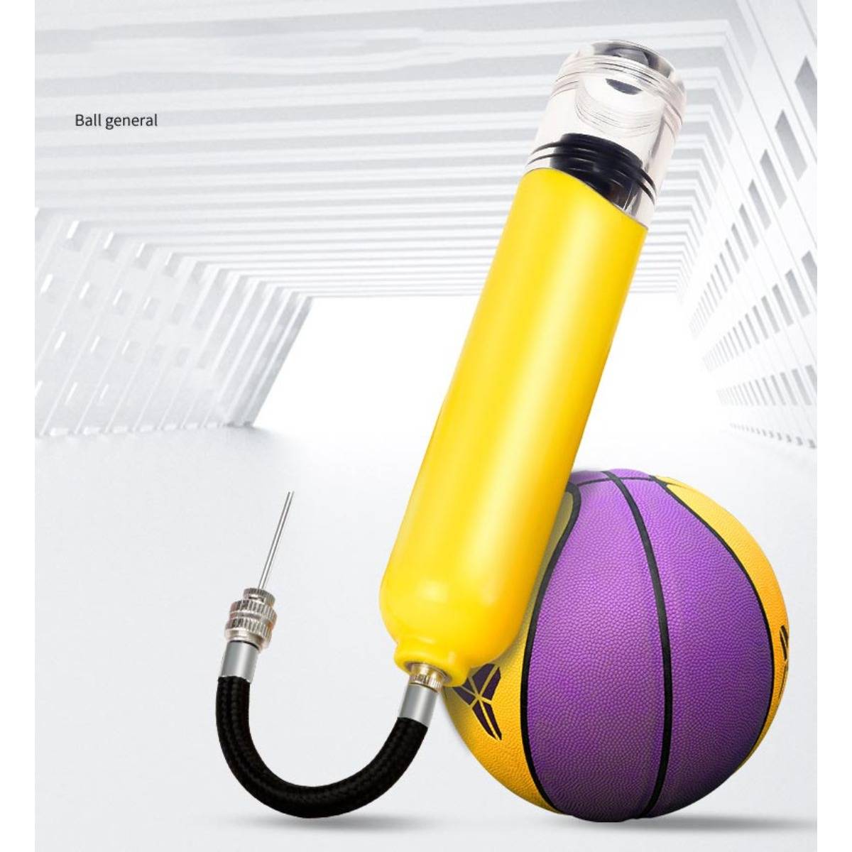 Gelbe Basketballpumpe mit schwarzem Schlauch und Nadel, die an einem lila und gelben Basketball in einem weißen geometrischen Raum lehnt, beschriftet mit „Ball general".