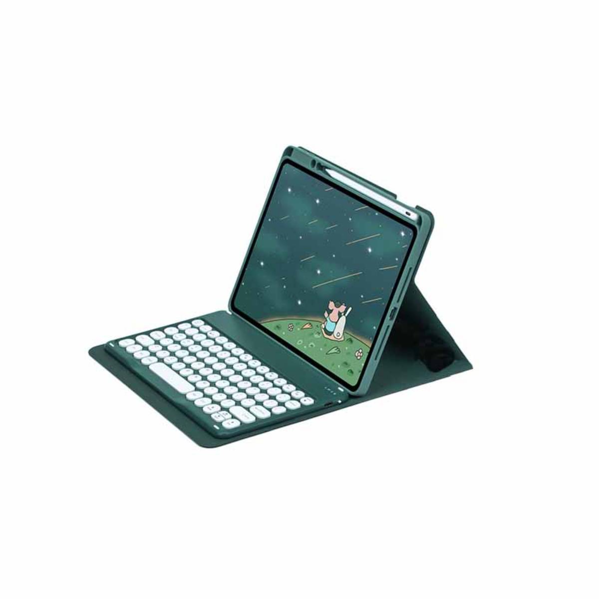 Ein Tablet in einer Tastaturhülle mit einem klappbaren Bildschirm, der eine Nachthimmelillustration und ein kleines Tier zeigt, das auf Gras sitzt.