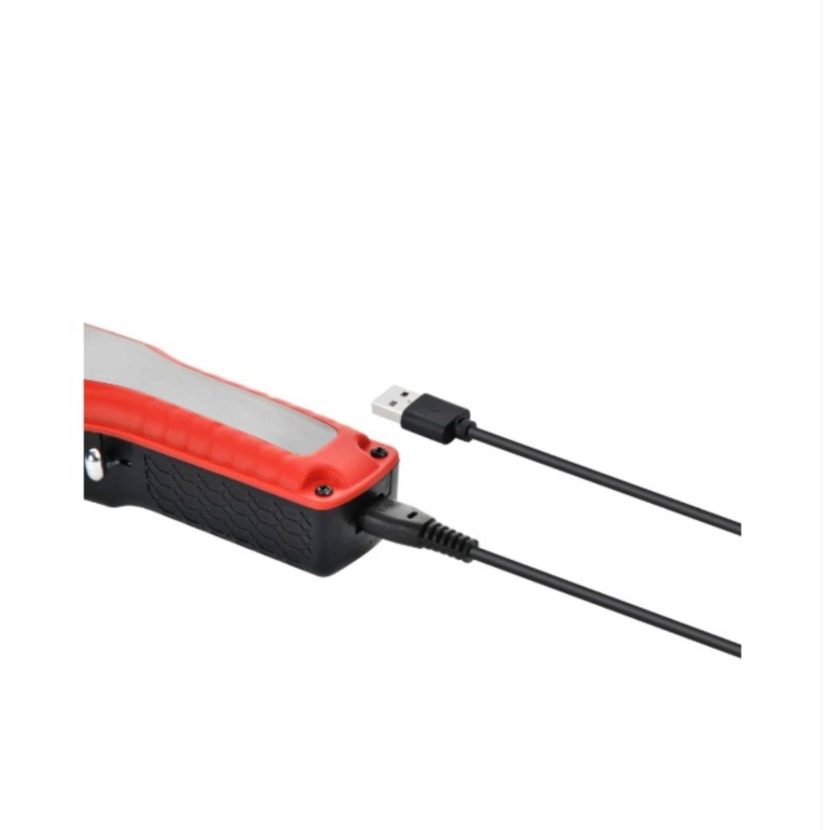 Ein kleines rot-schwarzes Gerät mit zwei verbundenen Kabeln, eines mit einem USB-Stecker endend, auf weißem Hintergrund gezeigt.