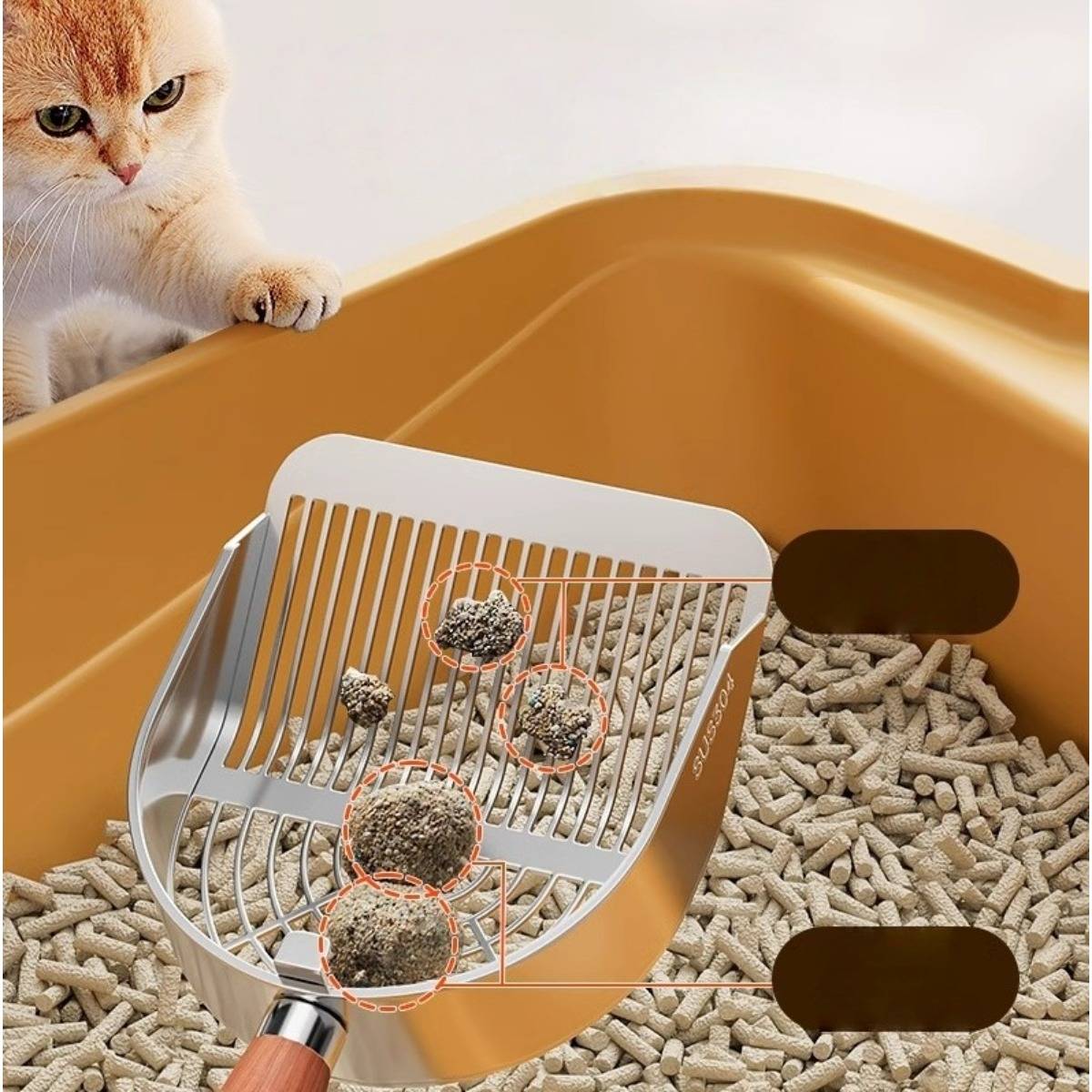 Katze neben einer Katzentoilette nutzt eine Siebschaufel, um Klumpen aus Pelletstreustoff zu trennen, was das einfache Reinigen der Katzentoilette zeigt.