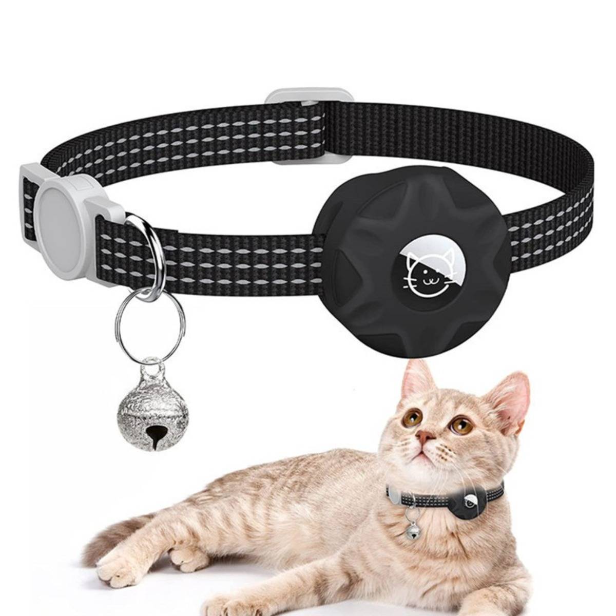 Schwarzes verstellbares Katzenhalsband mit Glocke und rundem Tracker, gezeigt an einer Katze auf weißem Hintergrund.