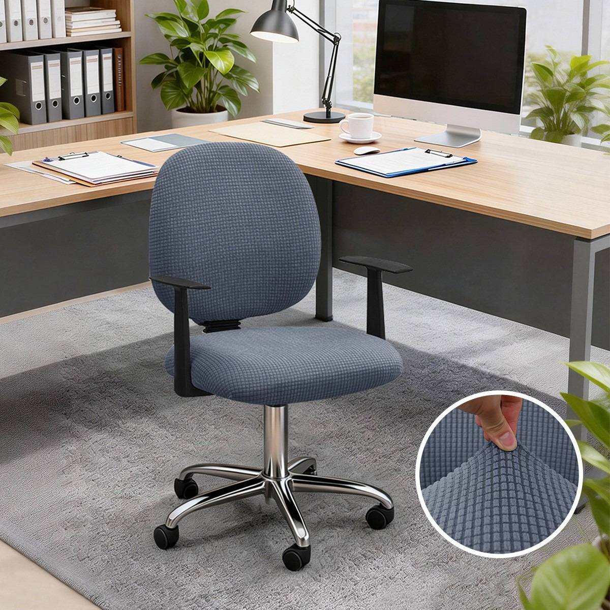Bürostuhl mit blauem strukturiertem Stoff und verstellbaren schwarzen Armlehnen, gezeigt in einem modernen Schreibtisch-Arbeitsbereich; eine eingefügte Nahaufnahme hebt das Sitzmaterial hervor.