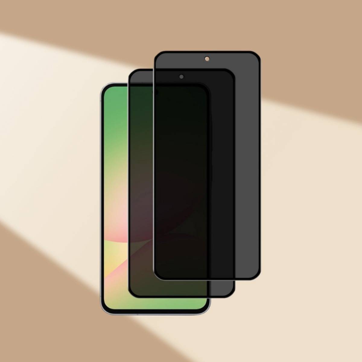 Drei sich überlappende Smartphone-Bildschirme auf beigem Hintergrund, wobei einer einen farbenfrohen Farbverlauf anzeigt und zwei dunkle, leere Bildschirme zu sehen sind.