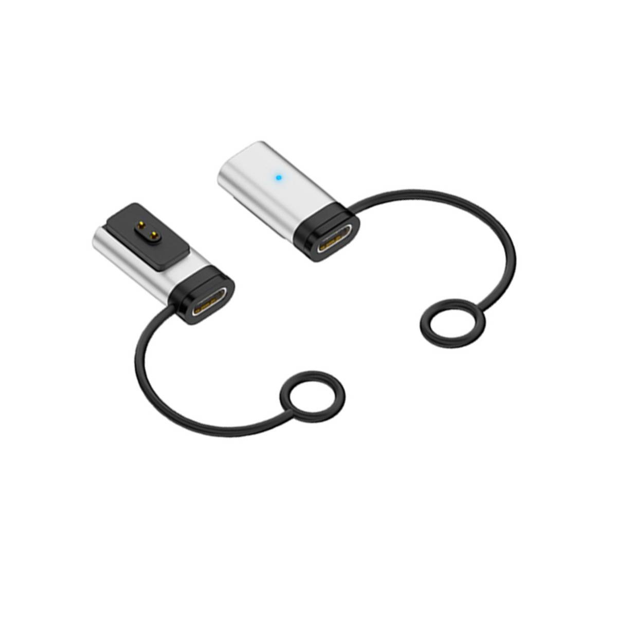 Zwei magnetische USB-C-Adapter-Stecker mit kurzen angebundenen Kabeln, einer silbern und einer schwarz, auf weißem Hintergrund gezeigt.