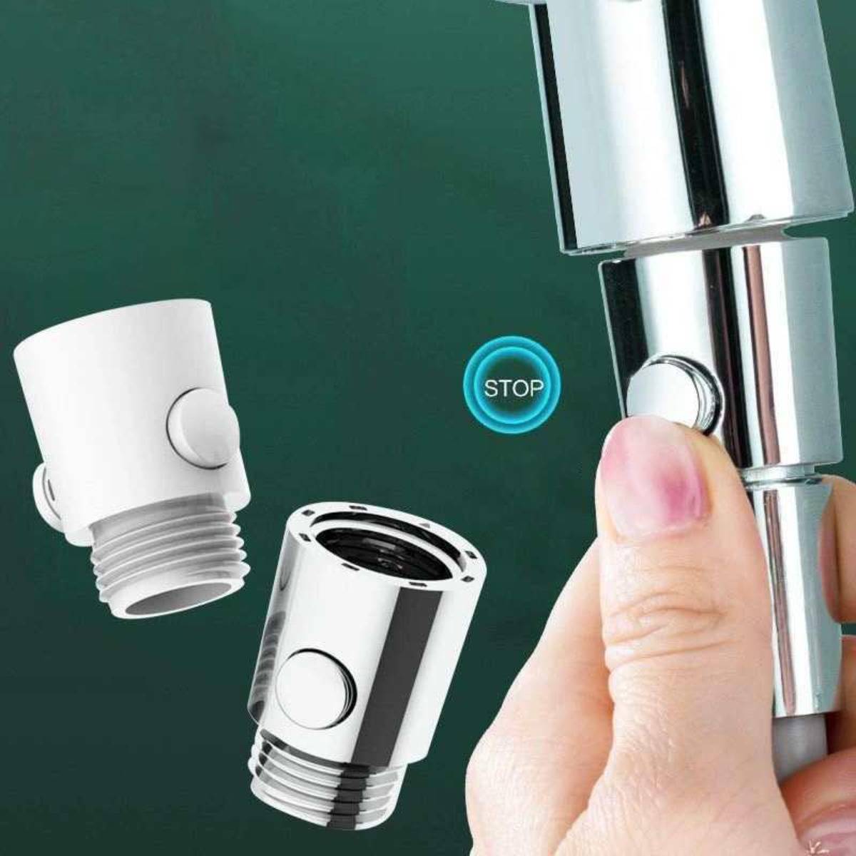 Hand drückt einen Knopf an einem verchromten Duschadapter; zwei alternative Adaptereile und ein "STOPP""-Etikett zeigen ein umschaltbares Duschanpassungssystem an.
