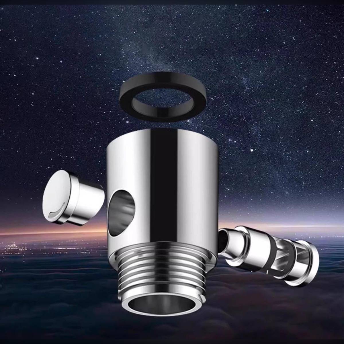 Ein metallischer zylindrischer Stecker schwebt im Weltraum, mit Seitenöffnungen und einem Ring oben, vor einem sternenbesäten Himmel und einem wolkenartigen Horizont.