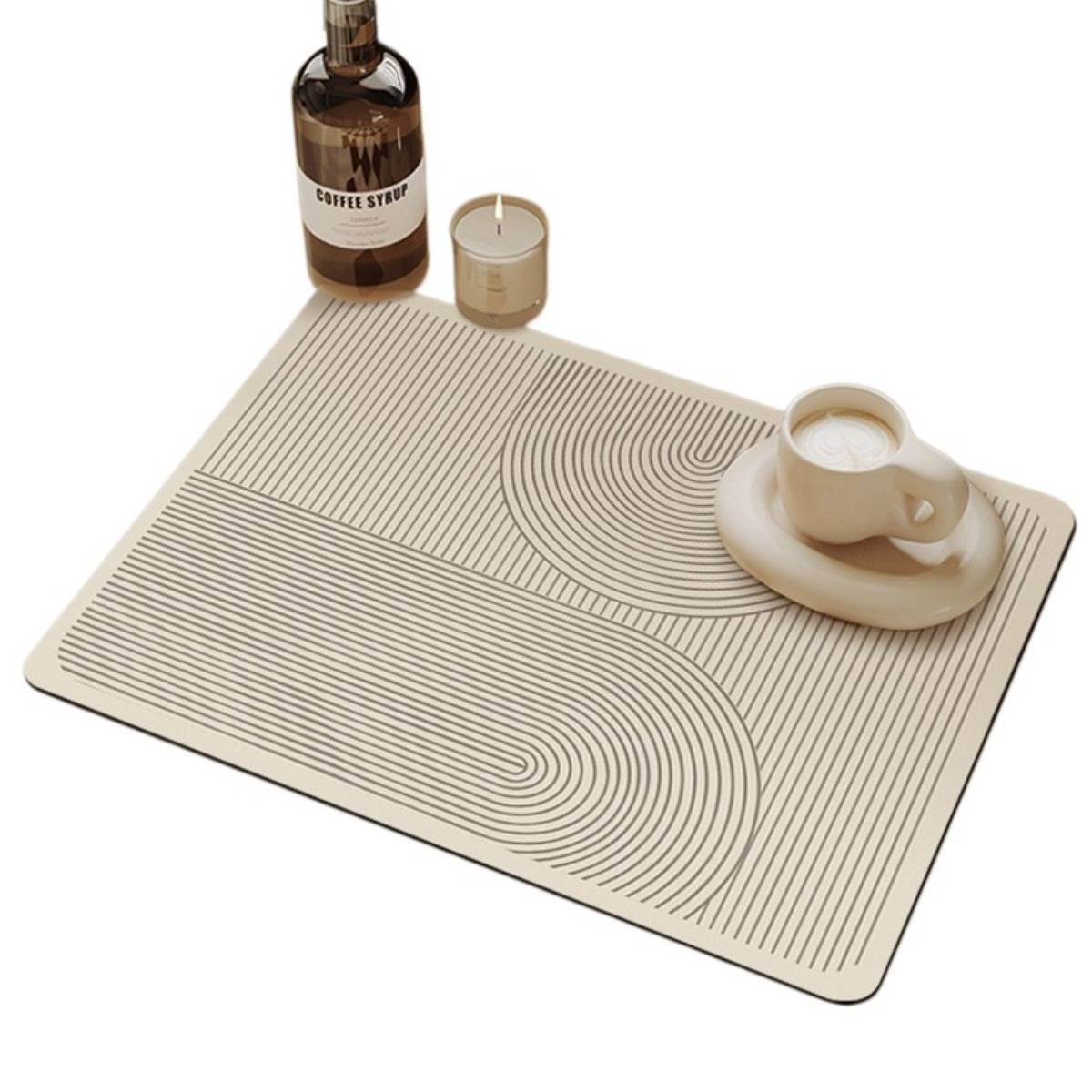 Beige gestreiftes Platzdeckchen mit einer Kaffeetasse und Untertasse, einer Sirupflasche und einer kleinen Kerze auf weißem Hintergrund.