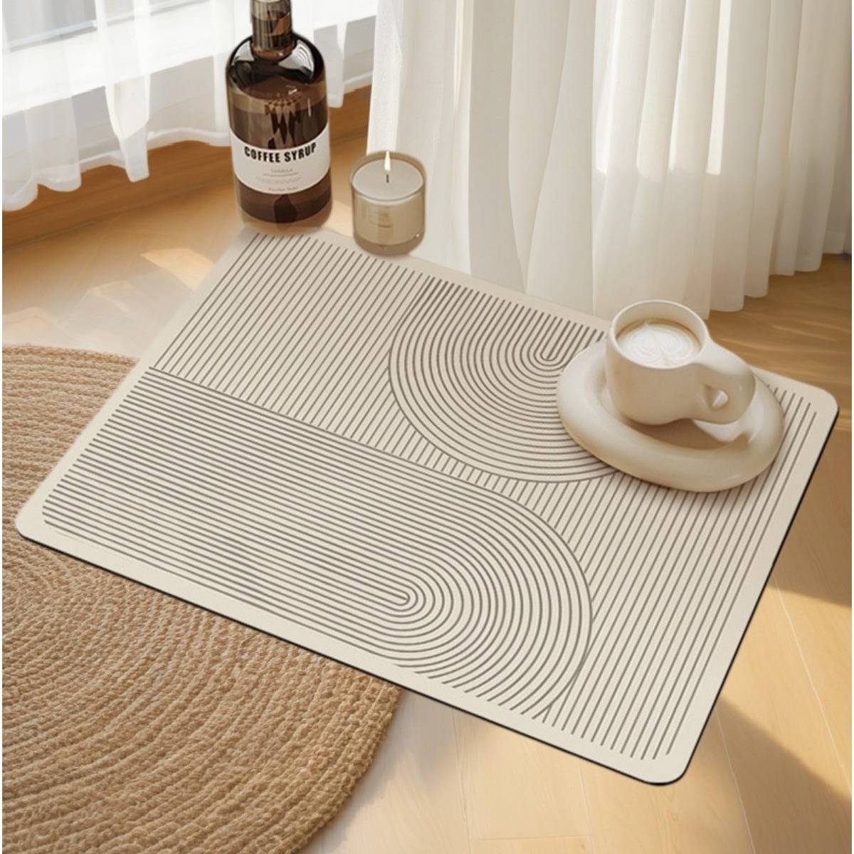 Minimalistische Kaffee-Tablett-Unterlage auf einem Holzboden neben durchsichtigen Vorhängen, die eine Tasse und Untertasse mit einer Kaffeesirup-Flasche und einer Kerze in der Nähe hält.