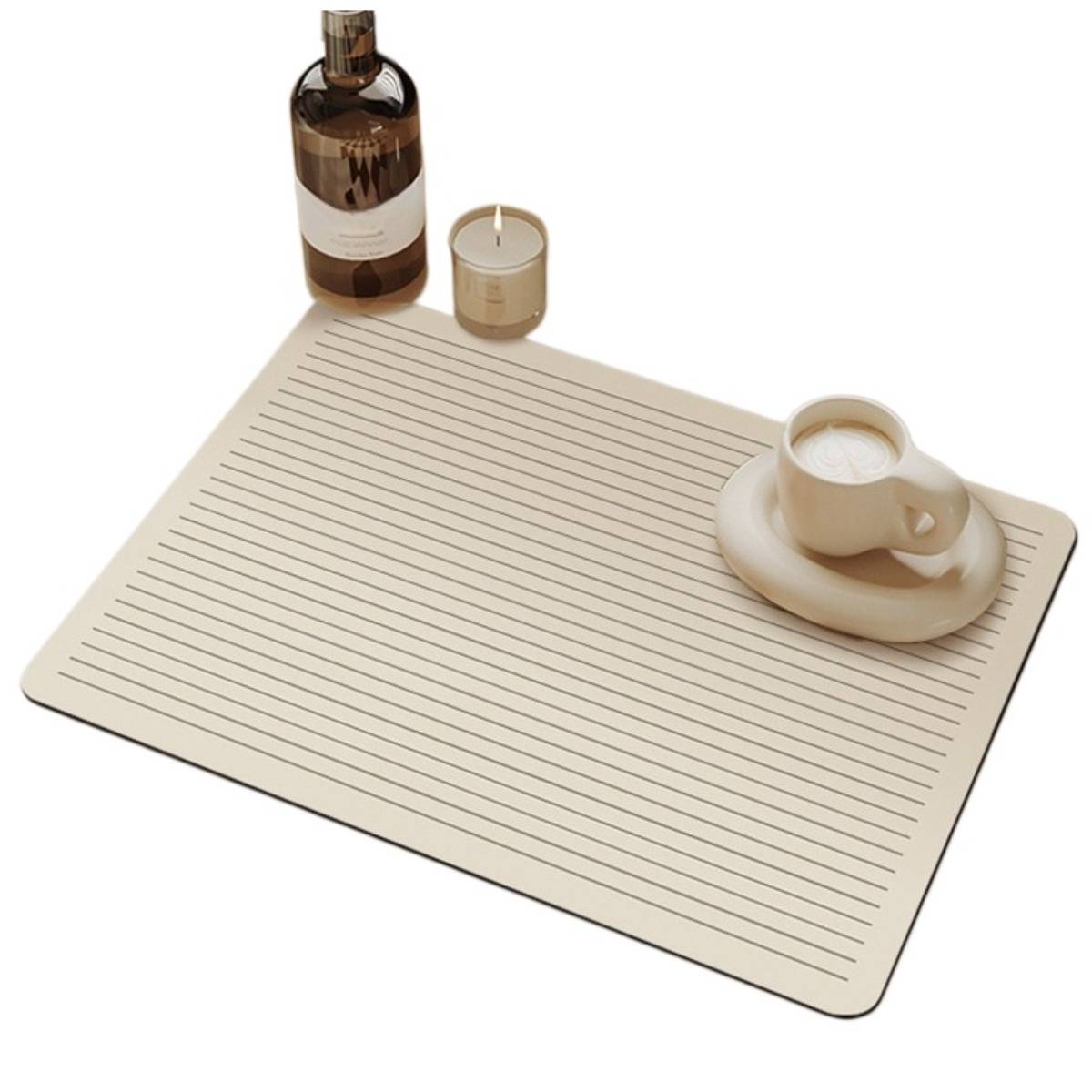 Beige gestreifter Platzdecker mit einer Tasse und Untertasse, einer Kerze und einer Flasche, dargestellt als Tischgestaltungs-Setup.