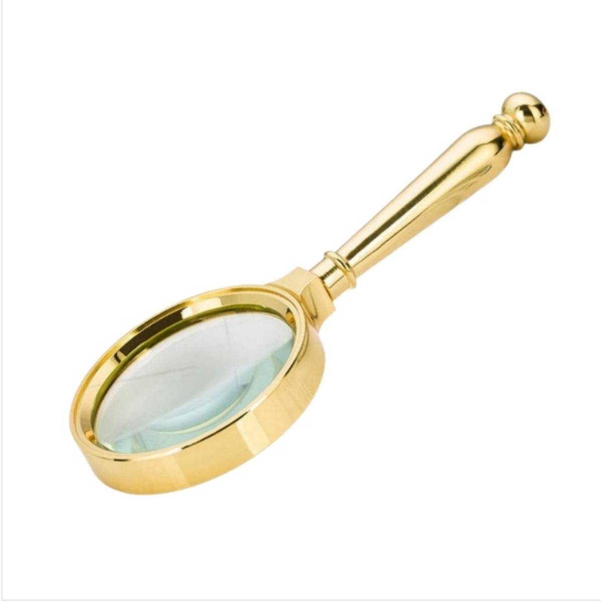 Goldene tragbare Lupe mit rundem Objektiv und verziertem Griff auf weißem Hintergrund.