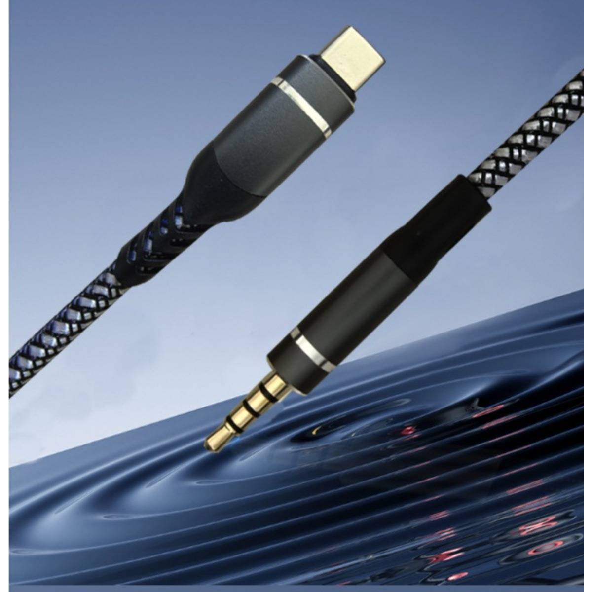 Nahaufnahme eines USB-C-auf-3,5-mm-Audioadapterkabels mit geflochtenen Enden und einem Steckerverbinder über einem blauen Wellenhintergrund.