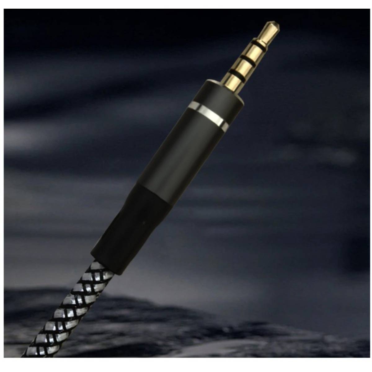 Nahaufnahme eines 3,5-mm-Audiosteckers mit geflochtenem Kabel auf dunklem Hintergrund.