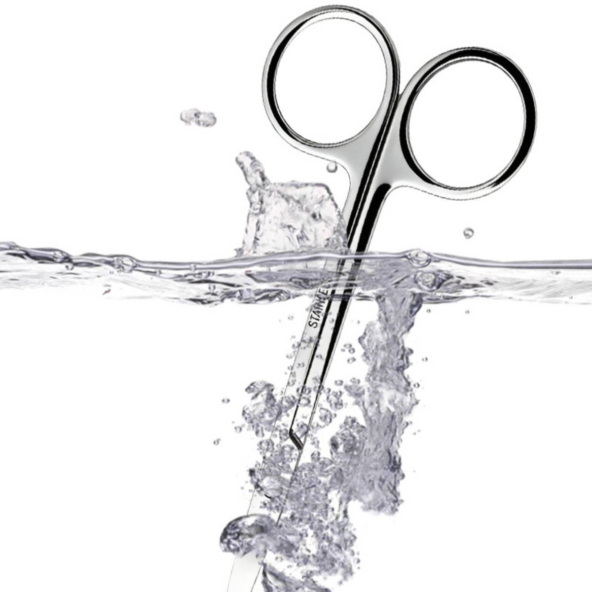 Nahaufnahme von Edelstahlschere teilweise ins Wasser untergetaucht, mit Spritzern und Blasen vor weißem Hintergrund.