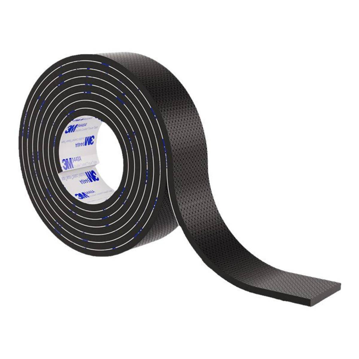 Schwarze Rolle 3M-Schaumstoffklebeband mit abziehbarer Schutzfolie, aufgerollt dargestellt mit einem Streifen, der nach außen ragt.