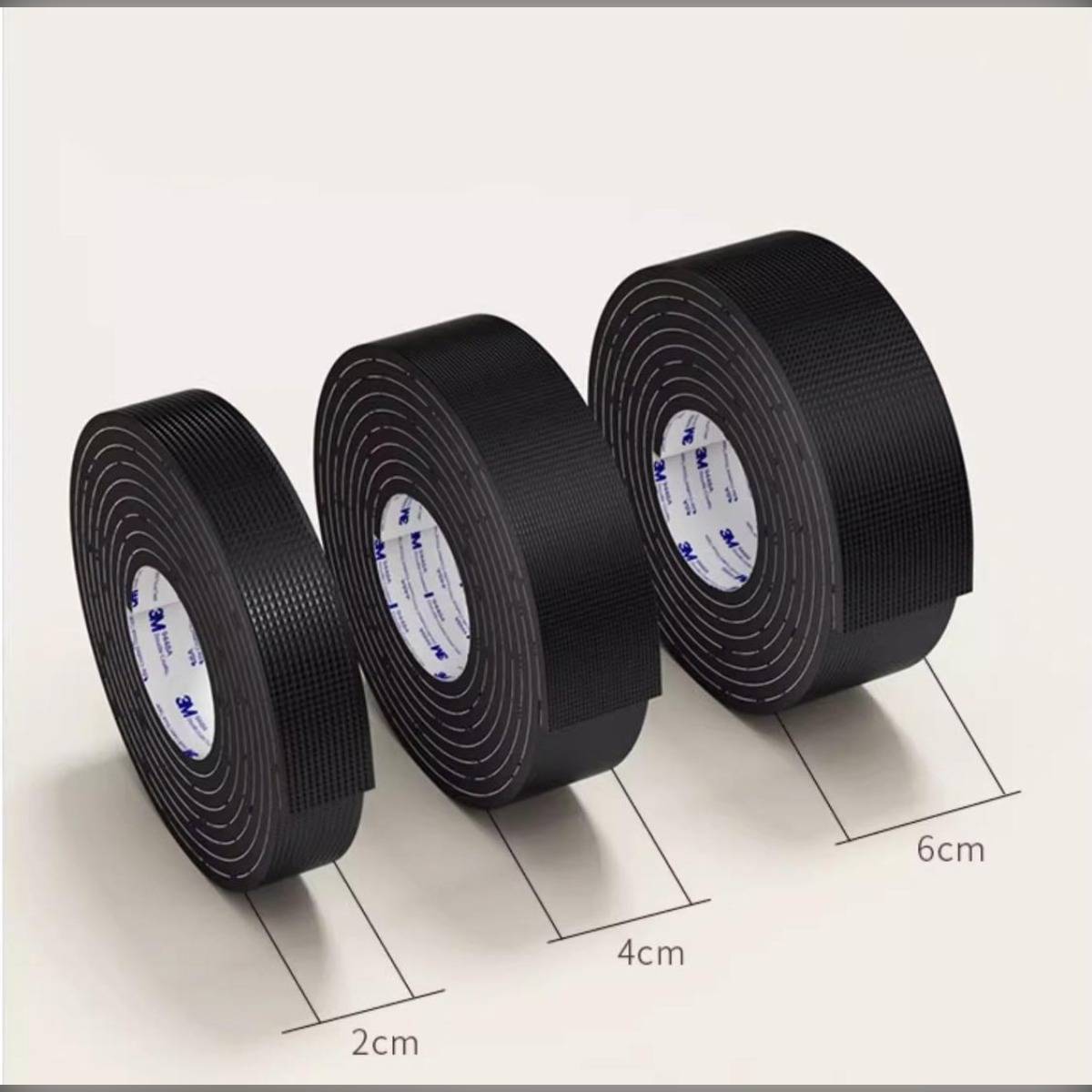 Drei schwarze Rollen Klebeband mit zunehmender Breite, beschriftet mit 2 cm, 4 cm und 6 cm auf weißem Hintergrund.