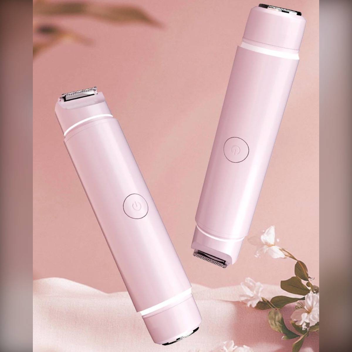 Zwei rosa elektrische Gesichtshaarentferner auf zartem rosa Hintergrund mit Blumen, dargestellt in einer produktstilisierten Präsentation.