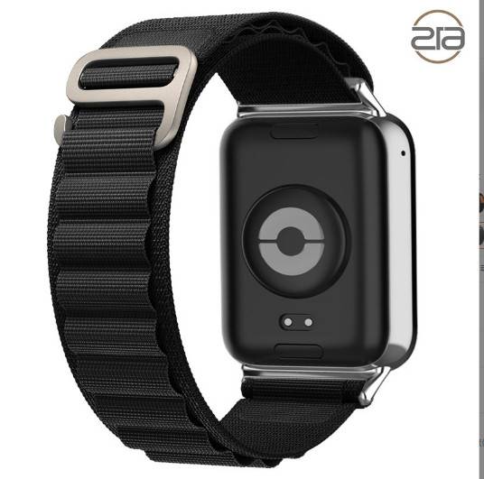 Schwarze Smartwatch mit strukturiertem schwarzem Nylonarmband auf weißem Hintergrund, mit einem kreisförmigen Logo auf dem Zifferblatt.