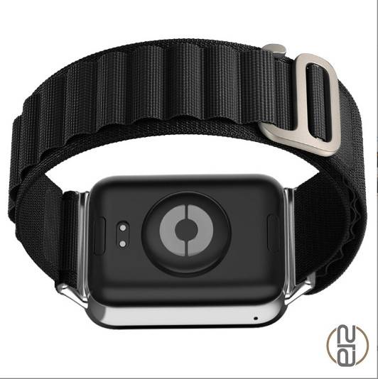 Schwarze Smartwatch mit breitem gewebtem Armband und silbernem Verschluss, frontal auf weißem Hintergrund gezeigt.