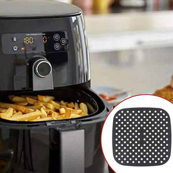 Schwarze Heißluftfritteuse brät Pommes frites, mit einer vergrößerten Nahaufnahme eines perforierten Korbeinsatzes.