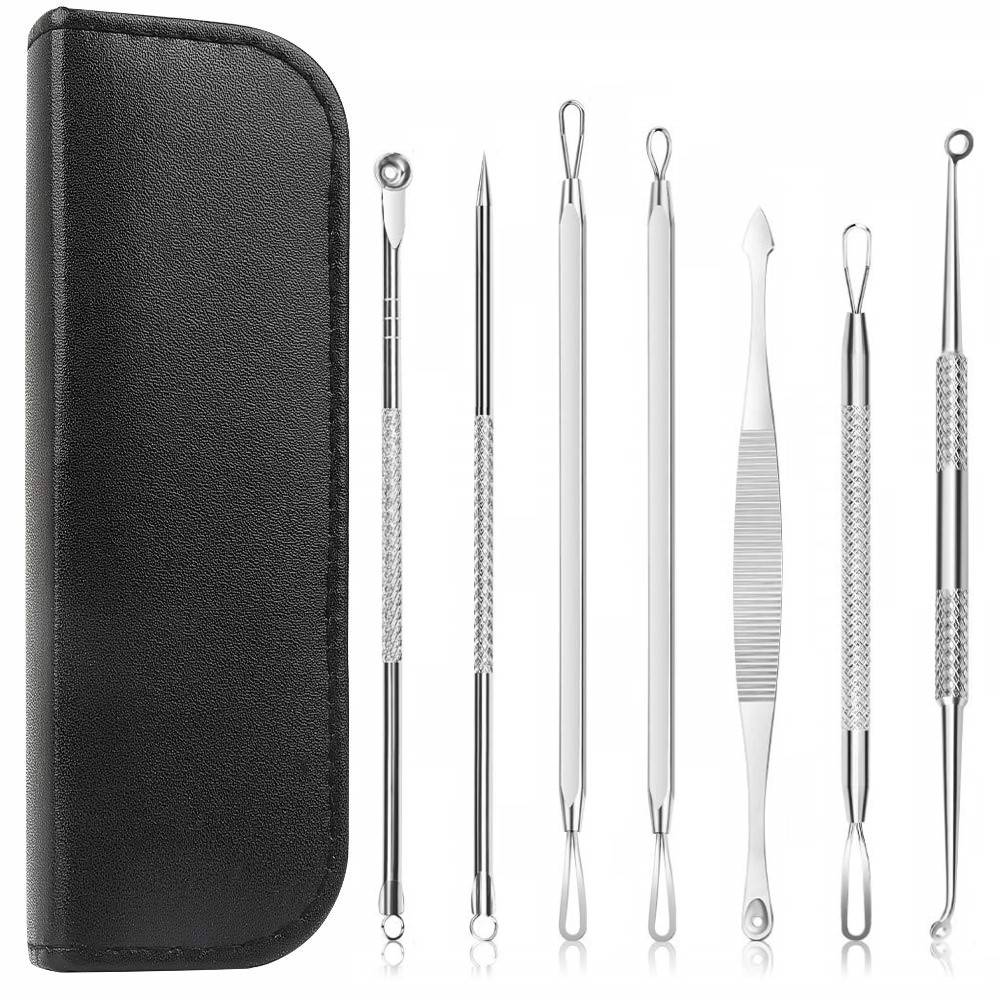 Schwarzer Reißverschluss-Etui mit sieben Edelstahl-Hautpflegewerkzeugen, die daneben angeordnet sind, einschließlich Komedonenextraktoren, Schleifenwerkzeugen, Pinzetten und einem Spatel.