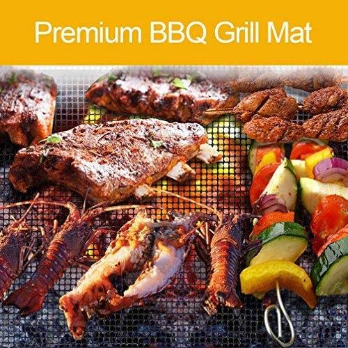 Premium-Grillmatte für Barbecue – zeigt gegrilltes Fleisch, Spieße und Gemüse, das auf einer Netzmatte über einem Grill zubereitet wird.